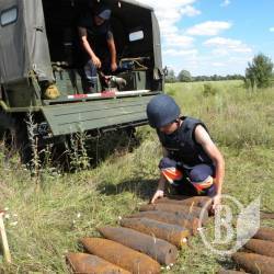 Без війни снаряди рвуться за селом Без війни снаряди рвуться за селом